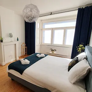 trendy-authentieke-woning-met-groot-terras-en-tuin.bruges-hotels.info/